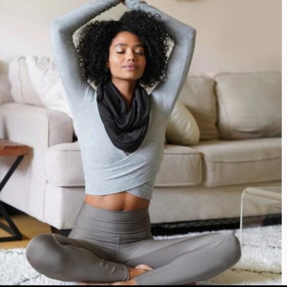 Beyond Yoga Hidden zipper Pocket for cellphone Infinity Scarf black NWTs - Picture 4 of 11